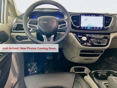 2024 Chrysler Pacifica Hybrid Select