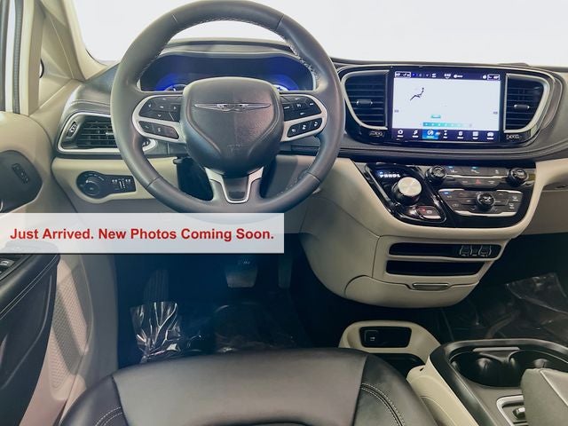 2024 Chrysler Pacifica Hybrid Select