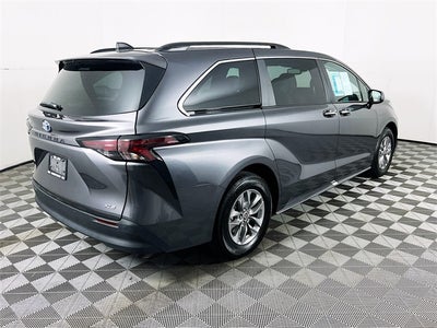 2025 Toyota Sienna XLE 8 Passenger