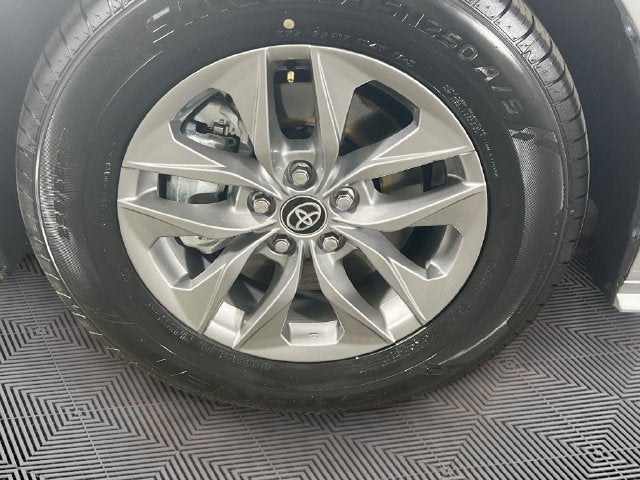 2025 Toyota Sienna XLE 8 Passenger