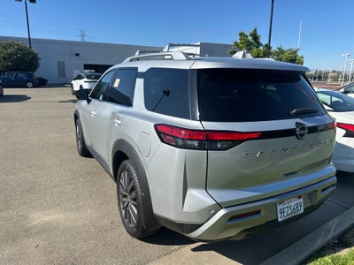 2023 Nissan Pathfinder SL